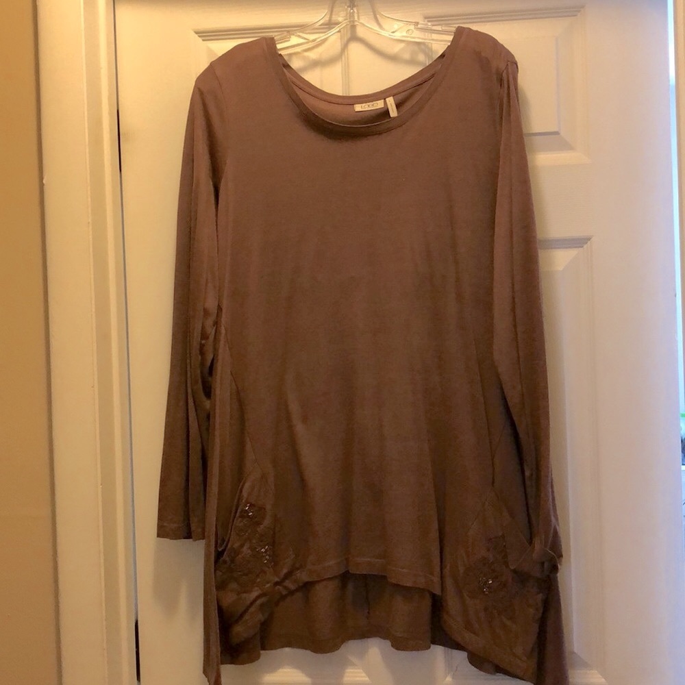 Logo brown top